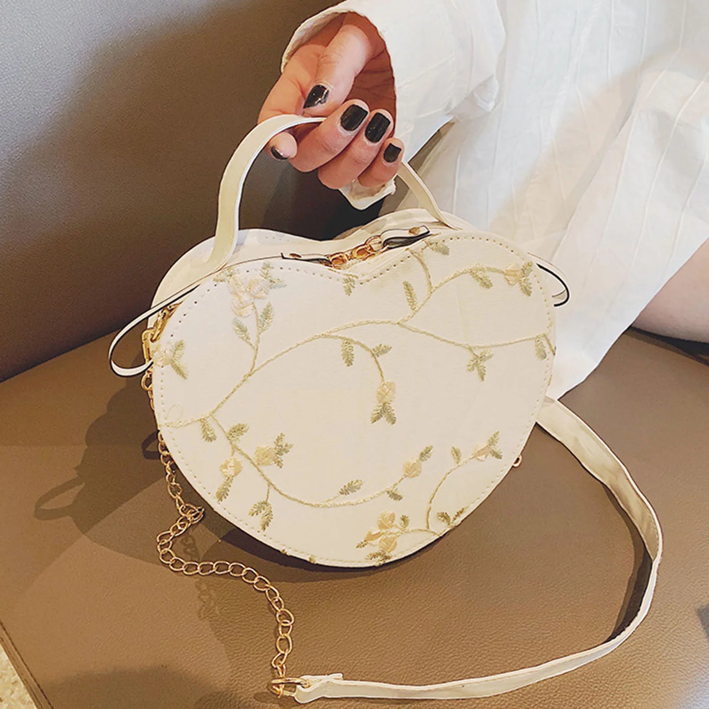 Heart-Shaped Ivy Handbag – Romantic Style Meets Everyday Elegance